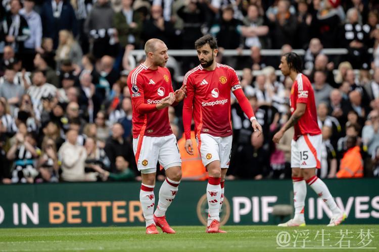 阿莫林40岁无奈蹲地!曼联1周内2场比赛失误频发 1-4惨败再添4大尴尬 阿莫林40岁无奈蹲地!曼联1周内2场比赛失误频发 1-4惨败再添4大尴尬